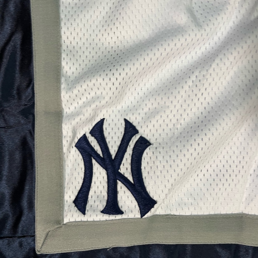 MLB NY Yankees Men's Shorts - Picture 4 of 6